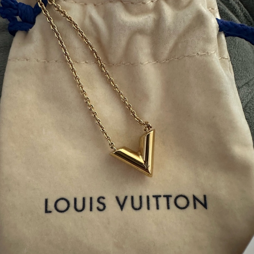 Louis Vuitton V necklace gold